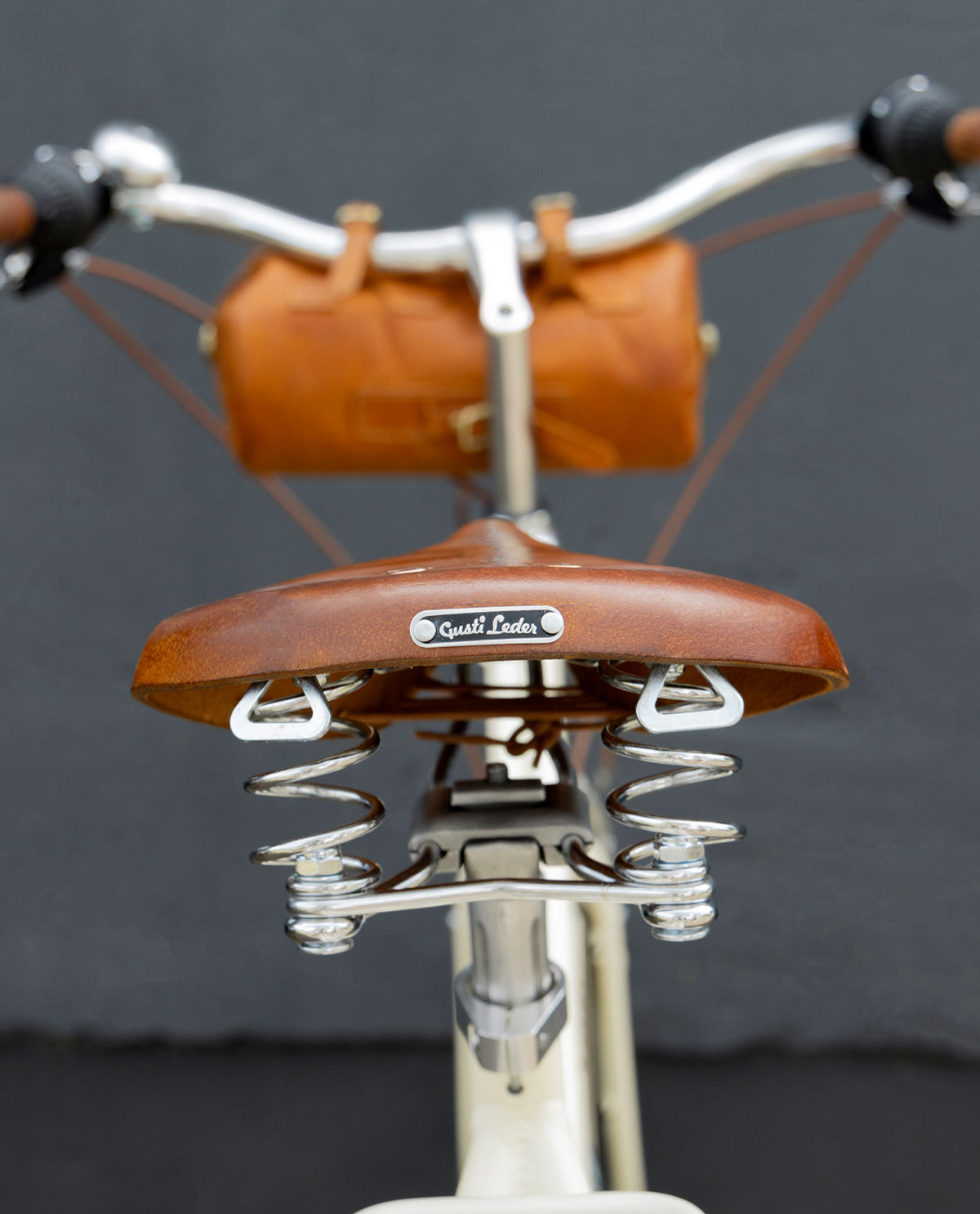 Leather bicycle saddle 