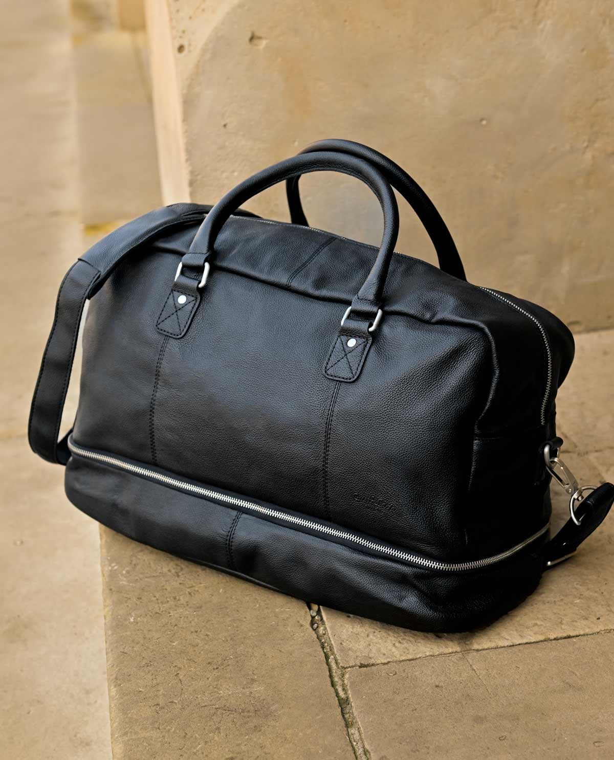 Leather travel bag 